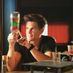 Dr. Philip Häusser im Experimentier-Labor bei "Gut zu wissen"